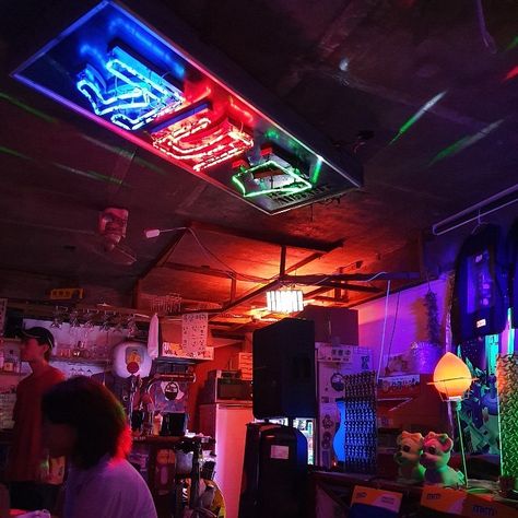 9 Bars In Seoul Where You Can Meet Your Dream Korean Boyfriend Bar Outfit Ideas, Bar With Friends, Korean Bar, Korean Boyfriend, Colorful Chandelier, Bar Image, Rooftop Party, Mini Pool, New Outfit Ideas