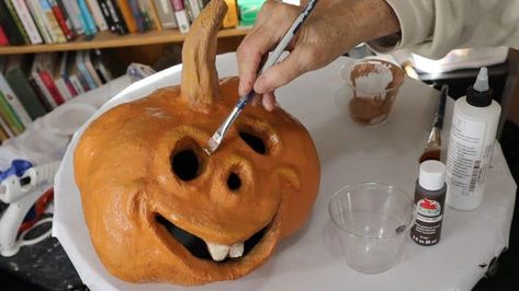 Halloween Pumpkin Diy, Paper Mache Pumpkins, Halloween Props Diy, Diy Plaster, Paper Mache Clay, Plastic Pumpkins, Zucca Halloween, Primitive Halloween, Fall Halloween Crafts