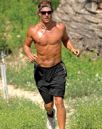 GQ Fitness: Rules of Shirtless Running | GQ Running Outfit Men, Abs Workout Video, Ultra Running, Athletic Men, Matthew Mcconaughey, Running Tips, Running Man, Running Clothes, Mens Health