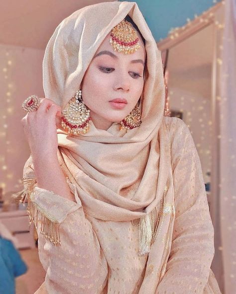 Hijab Designs For Wedding, Nikkah Hijab Style, Hijab For Saree, Hijab On Saree, Saree With Hijab Ideas, Saree With Hijab, Hijab Styles For Party, Wedding Hijab Styles, Trendy Cocktail Dresses