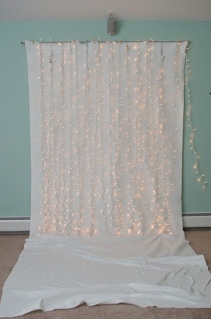 DIY fondo para photobooth de boda económico. una sabana blanca y tiras de leds Diy Fotokabine, Diy Photo Backdrop, Lights Hanging, Diy Photo Booth, Christmas Backdrops, Foto Tips, Diy Backdrop, Christmas Photography, Photo Booth Backdrop