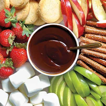 Smooth & Creamy Fudge Sauce Dip - Karo Sweet Spreads, Chocolate Dip Recipe, Chocolate Dipping, Fruit Dips, Creamy Fudge, Ice Cream Sauce, Recipe Folder, Chocolate Dip, Chocolate Dipping Sauce