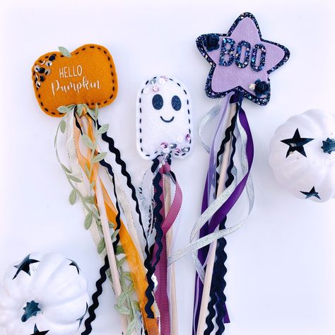 Halloween Ribbon Crafts, Diy Small Christmas Gifts, Ghost Wand, Halloween Wands, Pumpkin Wand, Christmas Eve Box Ideas, Halloween Felt Crafts, Halloween Photo Props, Halloween Costume Props