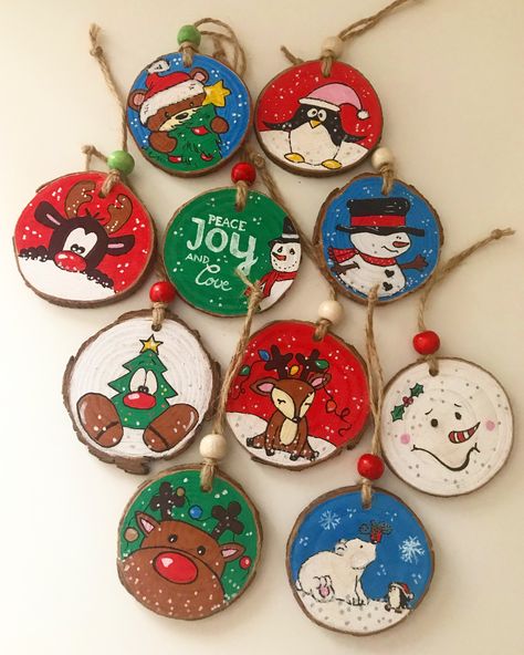 Wood Slice Painting Ideas, Ornament Painting Ideas, Wood Slice Painting, Ornament Painting, Bandsaw Box, Painting Ideas For Beginners, Painted Christmas Ornaments, Christmas Wood Crafts, Wood Slice Ornament