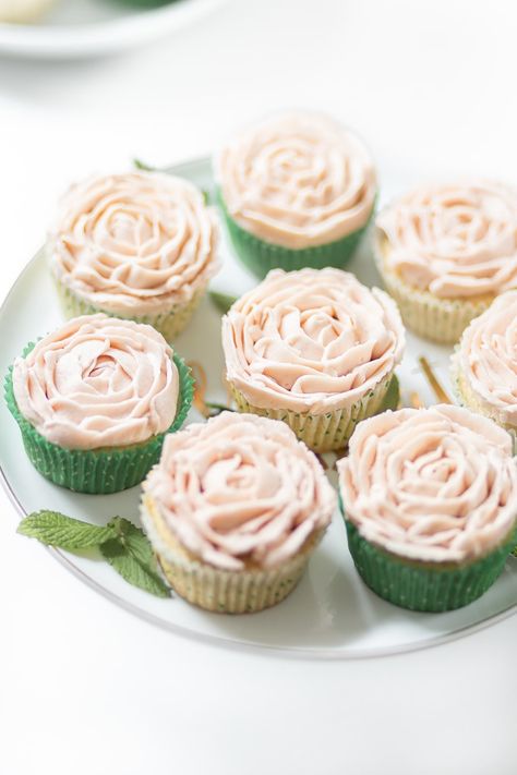 One of the prettiest Kentucky Derby dessert recipes from blogger Stephanie Ziajka on Diary of a Debutante Kentucky Derby Cupcakes, Derby Cupcakes, Derby Desserts, Kentucky Derby Cake, Kentucky Derby Desserts, Rose Frosting, Mini Peach Pies, Kentucky Derby Food, Kentucky Derby Recipes