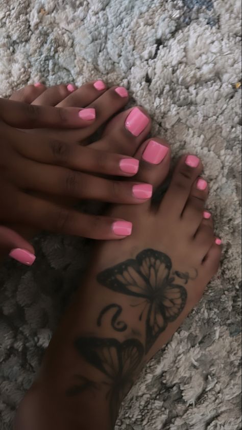 Short Mani Pedi Combos, Nail Inspo Plain Color, Short Plain Nails, Plain Nails Colors, Solid Nail Colors, Mani Pedi Color Combos, Mani Pedi Combos, Girl Hygiene, Gel Toe Nails