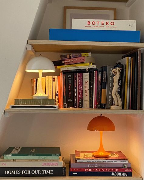 Lamp On Bookshelf, Bookshelf Inspo, House Objects, Metal Lamps, Bookshelf Lighting, Bookshelf Inspiration, Small Bookshelf, Small Lamp, Verner Panton