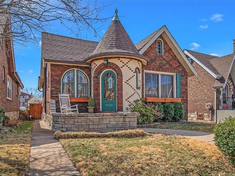 This is nice! Circa 1929 in St. Louis, Missouri. $279,900 - The Old House Life Meet Me In St Louis House, Old St Louis Brick Exterior, Downtown St Louis, Arch Entryway, St Louis Arch, St. Louis Brick, St Louis Missouri, Cedar Fence, Front Patio