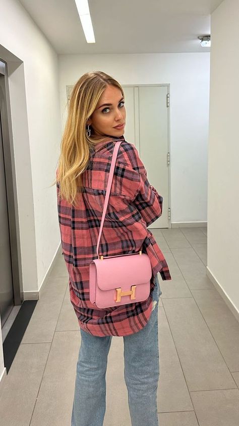 Pink Shoulder Bag Outfit, Hermes Constance Bag, Chiara Ferragni Style, Shoulder Bag Outfit, 29 October, Hermes Style, European Girls, Photography Posing Guide, Hermes Constance