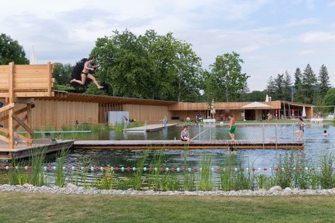 Riehen, Switzerland, has a naturally filtered pool with a contemporary design courtesy of acclaimed Swiss architecture firm Herzog & de Meuron. Inspired by the traditional wooden pools found within the Rhine River, Naturbad Riehen replicates the experience of bathing in a lake by using aquatic plants and other biological filters to keep the water clean. Modern Yard Design, Chlorine Free Pool, Miami Beach House, Modern Yard, Aquatic Design, Pool Vibes, Wooden Pool, Modern Tree House, Engelberg