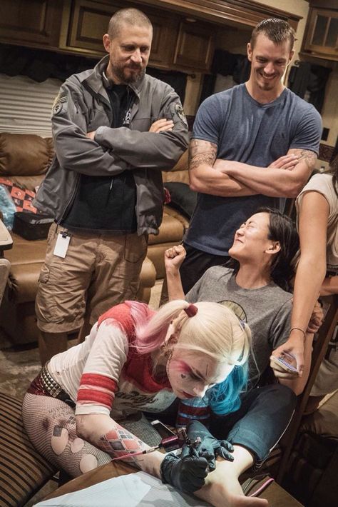 Margot Robbie tattoed her coworkers with "SKWAD" while fully dressed as Harley Quinn Foto Muro Collage, Harley Quinn Tattoo, Jay Hernandez, Der Joker, Margot Robbie Harley Quinn, Margot Robbie Harley, Joel Kinnaman, Harley Quinn Quotes, Harley Quinn Art