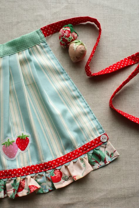 grembiule Pretty Apron, Diy Apron, Girl Apron, Cute Aprons, Sewing Aprons, Aprons Patterns, Half Apron, Aprons Vintage, Kids Apron