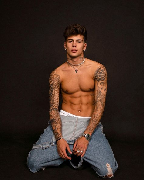 Cute White Guys With Tattoos, Manes Lindos, Neil Miller, Natur Tattoo Arm, Victor Perez, Love Body, Cute White Guys, Boy Tattoos, Stylish Photo Pose