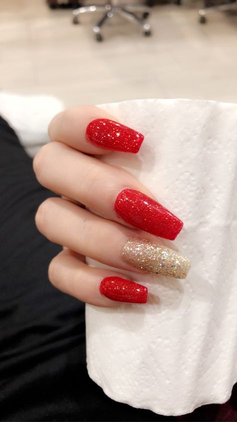 Christmas Nails Red And Gold Glitter, Red Nails Design Glitter, Red And Gold New Years Nails, Red And Glitter Christmas Nails, Red Sparkle Nail Designs, Red And Gold Sparkle Nails, Gold And Red Prom Nails, Red Gold And White Nails, Christmas Nails Gold And Red