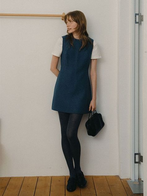 Friends Fashion Inspiration, Sleeveless A Line Dress, Shirt Under Dress Outfit Winter, Minimal 90s Style, Minimal Dress Outfit, Layered Mini Dress Outfit, Layering Under Dress, Fall Dress Aesthetic, German Fashion Women Street Style Summer