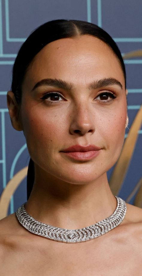 Gal Gadot Makeup Looks, Gal Gadot Hair, Expensive Flowers, Gal Gardot, Close Up Faces, Chloe Grace Mortez, Perfect Nose, Mom In Law, Wonder Woman Art