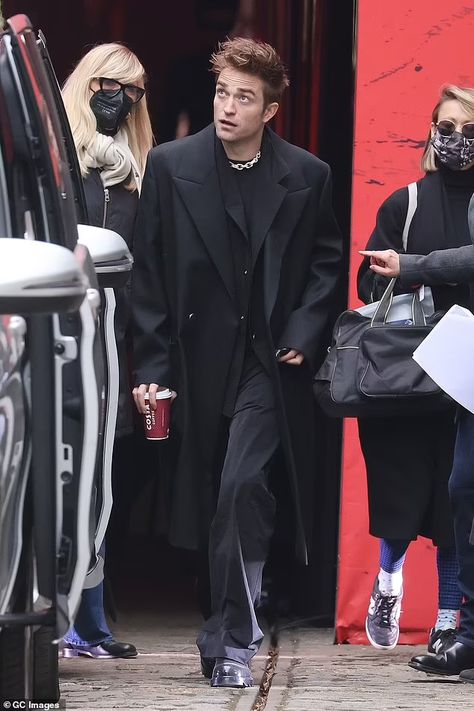 Young Professional Fashion, Black Coat Outfit, Black Coat Men, Long Coat Men, Black Outfit Men, Black Overcoat, Overcoat Men, Long Black Coat, Trench Coat Men