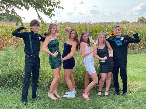 Prom Friend Pictures Group Poses, Prom Photos With Friends Group Poses, Prom Picture Ideas For Friends Group Poses, Prom Group Poses, Friend Group Poses, Sadies Dance, Dance Pic, Prom Pose, Homecoming 2024