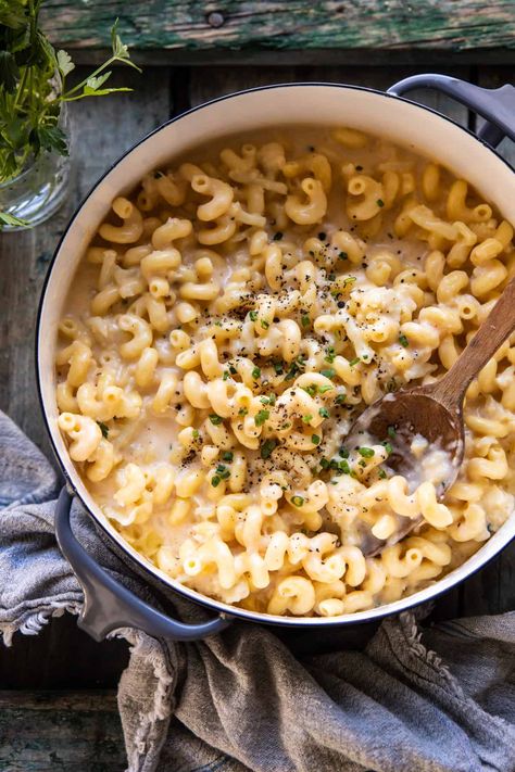 One Pot Creamy Cauliflower Mac and Cheese | halfbakedharvest.com Easy Mac N Cheese Recipe, Half Baked Harvest Recipes, Pasta Easy, Easy Mac And Cheese, Cauliflower Mac And Cheese, Best Mac And Cheese, Butter Pasta, Creamy Cauliflower, Mac And Cheese Recipe