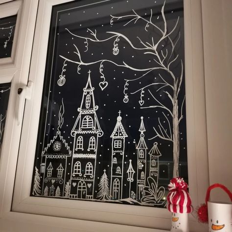 Chalk Pen Window Art Christmas Houses, Christmas Chalk Window Designs, Chalk Marker Winter Window, Christmas Window Design Ideas, Holiday Window Chalk Art, White Window Painting Christmas, Christmas Window Display Drawing, Window Christmas Chalk Art, Windows Drawing Christmas