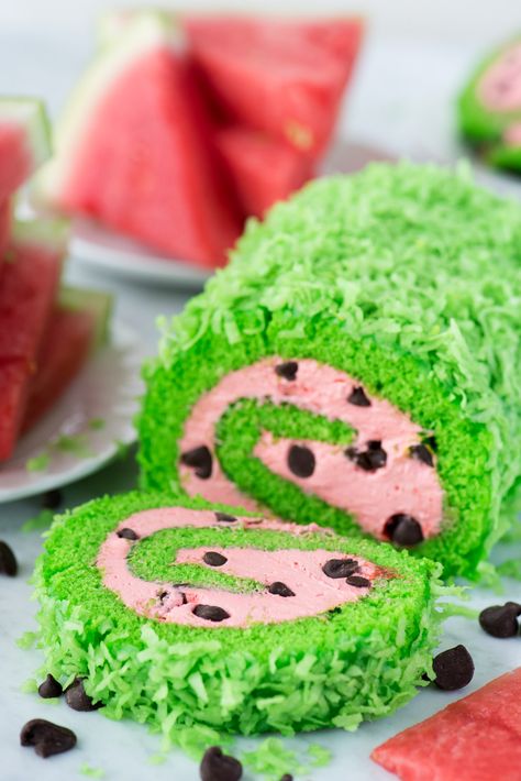 This summer watermelon cake roll would be so fun to include at a watermelon themed food party! Watermelon Marshmallow, Watermelon Cake Recipe, Dessert Rolls, Pumpkin Buttercream, Watermelon Cupcakes, Watermelon Festival, Fruit Cake Design, Watermelon Birthday Party, Earthquake Cake