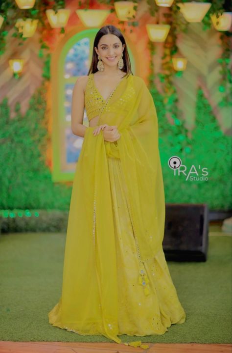 In frame: Kiara advani💛 Kiara Advani Suits, Modern Lehangas, Deepika Padukone Style, Wedding Lehengas, Dresses Traditional, Big Fat Indian Wedding, Indian Dresses Traditional, Traditional Indian Outfits, Wedding Saree Indian