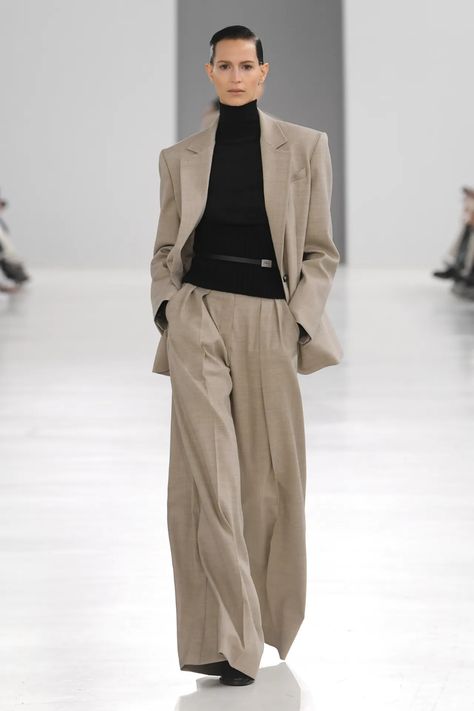 Max Mara Fall 2024 Ready-to-Wear Runway, Fashion Show & Collection Review [PHOTOS] Vogue France, Milano Fashion Week, Runway Trends, Mood Board Fashion, Winter Trends, Luxury Dress, Fashion Fall, Mens Accessories Fashion, Fashion Show Collection