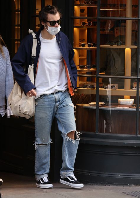 Harry Styles Jeans, Harry Styles Street Style, Harry Outfits, Harry Styles Outfit, Harry Styles Pictures, Harry Styles Photos, Mr Style, Looks Street Style, Harry Edward Styles