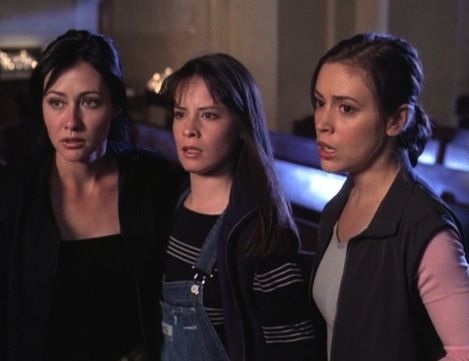 Alyssa Milano Hair, Charmed Outfits, Halliwell Sisters, Charmed Season 1, Piper Charmed, Phoebe Charmed, Charmed Fashion, Piper Clothing, Prue Halliwell