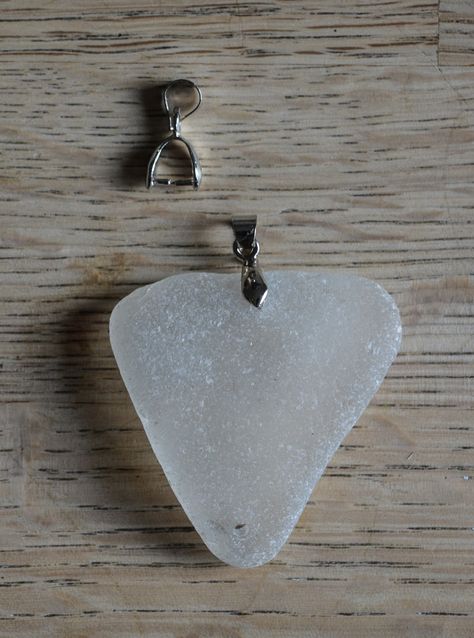 How to make sea glass jewelry How To Make Beach Glass Jewelry, Sea Glass Jewelry Diy Tutorials, How To Make Sea Glass Jewelry, Seaglass Jewelry Diy, Sea Glass Jewelry Diy, Seashell Jewelry Diy, Broken Glass Crafts, Island Crafts, Rock House