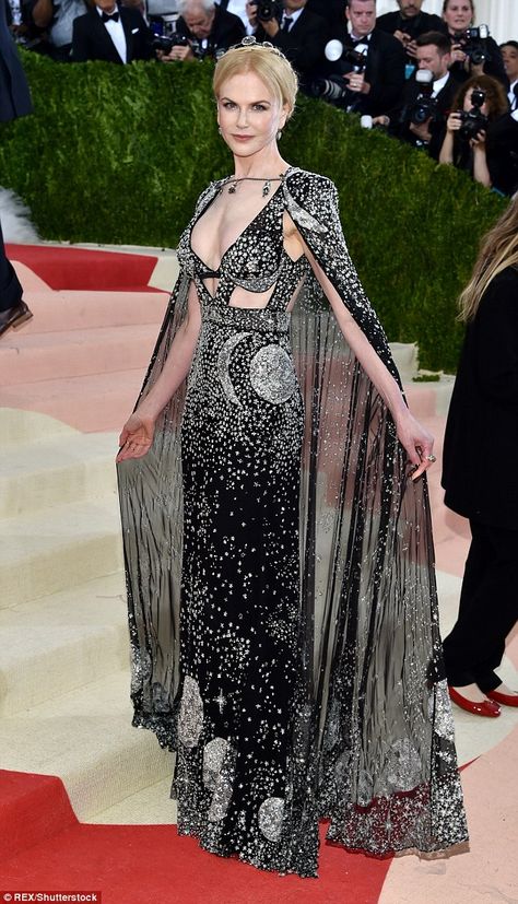 Bewitching: Nicole Kidman works her magic in a bejewelled black gown and cape at the Met Gala in New York on Monday Best Met Gala Looks, Gala Gown, Mode Editorials, Francoise Hardy, Red Carpet Gowns, Couture Mode, On The Red Carpet, Fashion Gallery, Nicole Kidman