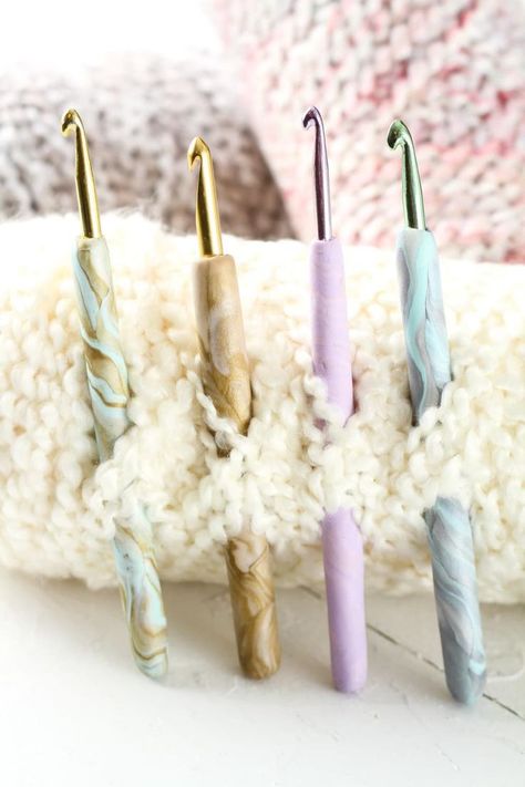 Diy Crochet Hook Handle, Resin Crochet, Diy Crochet Hook, Herringbone Throw Blanket, Handmade Crochet Hook, Crochet Hook Handles, Diy Fimo, Crochet Handles, Homemade Holiday Gifts