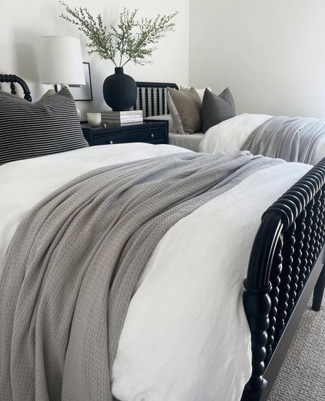 If you’re a fan of mixing contemporary and traditional styles with a timeless black and white color pallet, @withinwarmwalls﻿ is a must-follow account for home decor inspiration. Click the link in our bio to check our latest article where we sat down with Romika Gunn to learn more about the inspiration behind her new guest bedroom! PC: @withinwarmwalls Hotel Like Guest Bedroom, Traditional Guest Bedroom, Black White And Grey Bedroom, Blue Bedroom Walls, Artist Bedroom, Guest Bedroom Design, Guest Bedroom Decor, Beige Bed, Gray Bedroom