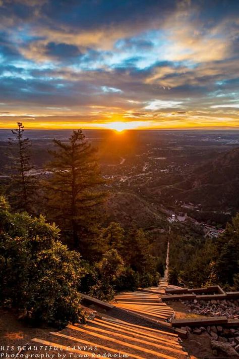 Sunrise over Colorado Springs from the Manitou Incline. Hike Colorado, Manitou Incline, Colorado Scenery, Colorado Life, Colorado Trip, Manitou Springs, Living In Colorado, Colorado Adventures, Colorado Vacation