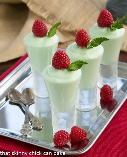 Grasshopper Mousse Easy Mini Desserts Recipes, Mini Dessert Easy, Grasshopper Pie, Dessert Mousse, Mini Dessert Recipes, Green Desserts, Dessert Shooters, Mini Dessert Cups, Dessert Shots