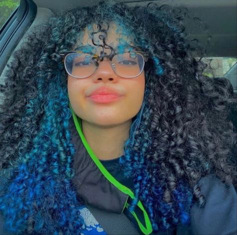 Alt Girl Hair, Pink Underneath Hair, Purple Underneath Hair, Blonde Underneath Hair, Blue Curly Hair, Blue Hair Streaks, Hair Dyed Underneath, Black Hair Makeup, Underneath Hair Color Ideas