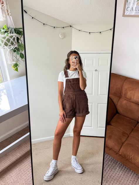 Overall Fall Outfits, Brown Overalls Outfits, High Top Converse Outfit, Short Overalls Outfit, Platform High Top Converse, Vaca Outfits, Overalls Fall, Brown Overalls, Aesthetic Fall Outfit