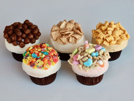 Cereal Themed Party, Gourmet Cupcake Recipes, Sprinkles Cupcakes, Breakfast Cupcakes, Cereal Bar, Breakfast Party, Cinnamon Toast Crunch, Cupcake Flavors, Crumble Topping