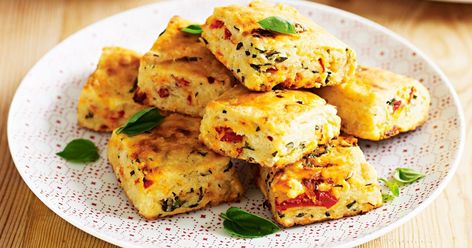 Add an Italian twist to scones with these tasty sun-dried tomato and basil scones. Italian Food Party, Healthy Scones, Breakfast Scones, Italian Breakfast, Savory Scones, Savoury Baking, Healthy Snacks Easy, Scone Recipe, Italian Dishes