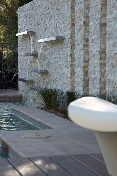 Yard Water Features, Modern Water Feature, Wall Of Water, Taman Air, Water Feature Wall, Outdoor Water Features, Pool Water Features, Waterfalls Backyard, Water Wall