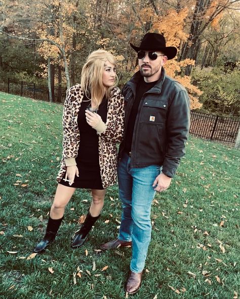 Bath And Rip Halloween Costume, Rip Halloween Costume, Couples Costume 2022, Beth And Rip, Rip Yellowstone, Couple's Costume, Couples Costume, Couples Costumes, Halloween Costume