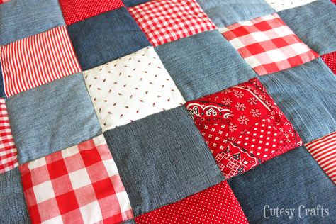 DIY Picnic Quilt - from old jeans and fabric scraps. Cheap Fabric Online, Tote Bag Patterns, Denim Quilt Patterns, Quilting Fabric Online, Jeans Tote Bag, Diy Picnic, Denim Blanket, Homemade Blankets, Blue Jean Quilts