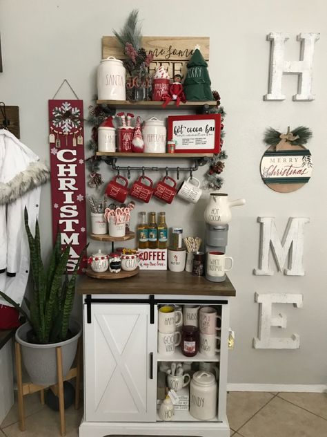 Christmas Coffee Bar Ideas, Christmas Coffee Bar, Christmas Hot Chocolate Bar, Coco Bar, Cocoa Station, Holiday Decorating Ideas, Coffee Bar Station, Coffee Bar Ideas, Coffee Stations