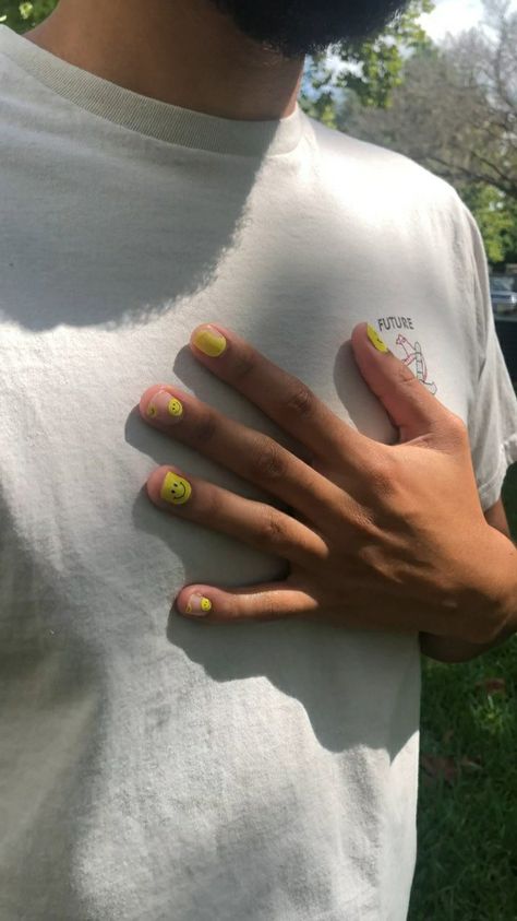 Smiley Nail Art, Minimal Nails Art, Mens Nails, Yellow Smiley Face, Hard Nails, Perfect Manicure, Minimal Nails, Shine Nails, Casual Nails