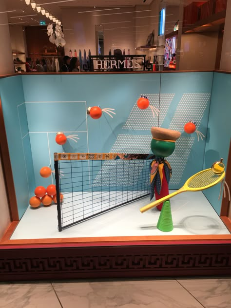 HERMES SCHIPHOL INTERNATIONAL AIRPORT, Amsterdam, The Netherlands, “I’ll let the racket do the talking”, photo/uploaded by Ton van der Veer Tennis Window Display, Tennis Store, Power Hour, Anime Jewelry, Window Display Design, Pop Up Stores, Fish Painting, Shop Window, Display Design