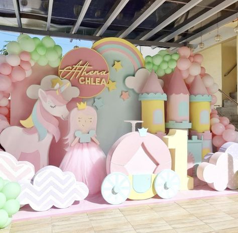 Princess Backdrop Birthday, Unicorn Backdrop Ideas, Princess Theme Party Decorations, Princess Backdrop, Rainbow Themed Birthday Party, Baby Birthday Party Theme, Rapunzel Birthday Party, Princess Theme Birthday, Princess Theme Birthday Party