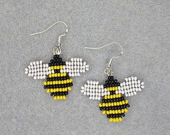 MelamooDesign - Etsy Beaded Bee Earrings, Beaded Bumble Bee, Bumble Bee Earrings, Pony Bead Crafts, Weaving Ideas, Earrings Patterns, Tapestry Crochet Patterns, Seed Beading, Jewelry Making Earrings