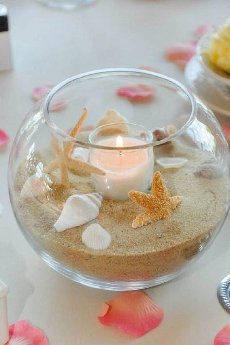 Aires de mar: Centro de mesa para la decoración de verano Beach Wedding Table Centerpieces, Strand Decor, Beach Wedding Tables, Deco Marine, Rustic Wedding Decorations, Seashell Wall Art, Candle Holders Wedding, Beach Theme Decor, Dinner Decoration