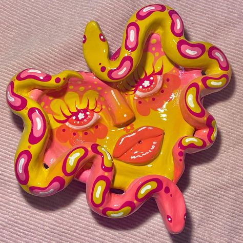 Trippy Air Dry Clay Projects, Cool Ashtrays Diy Clay, Painted Ashtray Diy, Clay Ashtrays Aesthetic, Flower Ashtray Clay, Air Dry Clay Projects Ash Tray, Home Made Ashtray, Clay Art Projects Sculpture Inspiration, Oven Bake Clay Ashtray