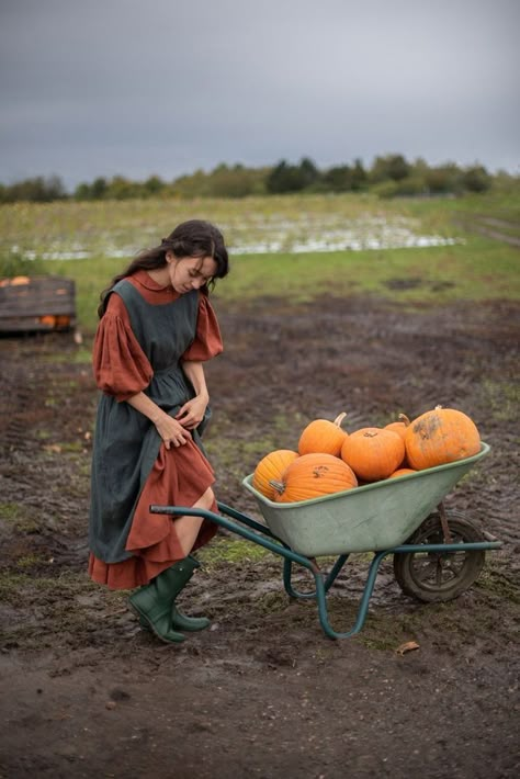 Little Women Atelier, Farm Fashion, Farm Dress, Linen Pinafore, Pinafore Apron, Estilo Hippy, Old Fashion Dresses, Picnic Date, Victorian Clothing